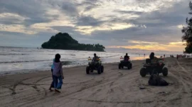 Sejumlah wisatawan bermain motor ATV di Pantai Air Manis. (Foto: FB Diskominfo Padang)