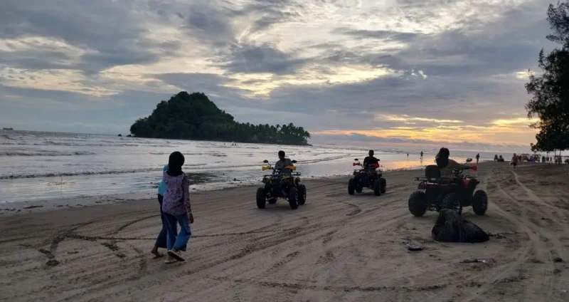 Sejumlah wisatawan bermain motor ATV di Pantai Air Manis. (Foto: FB Diskominfo Padang)