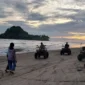 Sejumlah wisatawan bermain motor ATV di Pantai Air Manis. (Foto: FB Diskominfo Padang)