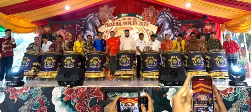 Wali Kota Padang, Fadly Amran membuka Pasar Malam Imlek 2577, Rabu (28/1/2026). (Foto: Diskominfo Padang)
