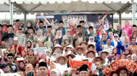 Pemkab Solsel menggelar Pawai Budaya dalam rangka memeriahkan HUT ke-22 Solsel, Senin (5/1/2026). (Foto: Humas Pemkab Solsel)