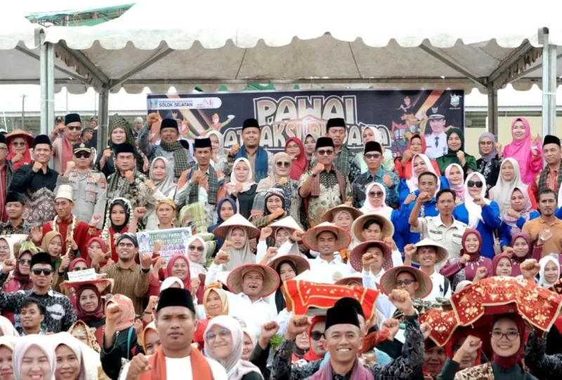 Pemkab Solsel menggelar Pawai Budaya dalam rangka memeriahkan HUT ke-22 Solsel, Senin (5/1/2026). (Foto: Humas Pemkab Solsel)