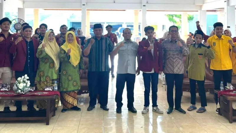 Asisten I Bidang Pemerintahan dan Kesra Setdako Padang, Tarmizi Ismail saat menghadiri pelantikan PC IMM Padang periode 2026–2027, Sabtu (24/1). (Foto: Diskominfo Padang)