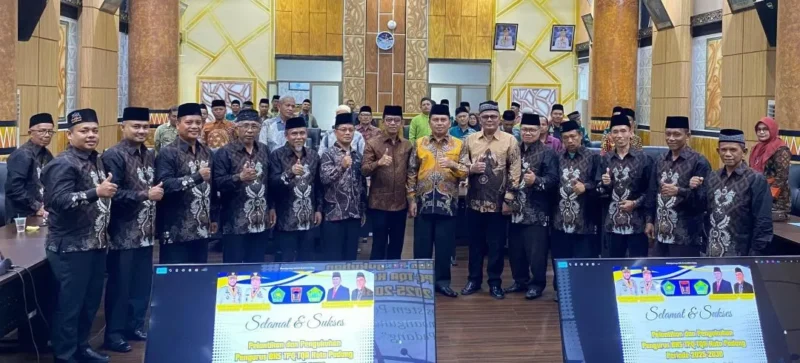 Pelantikan Pengurus BKS TPQ/TQA Kota Padang periode 2025–2030 di Ruang Abu Bakar Jaar, Balai Kota Padang, Aie Pacah, Minggu (25/1/2026). (Foto: Diskominfo Padang)
