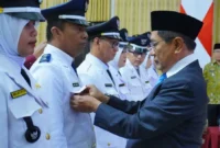 Bupati Padang Pariaman John Kenedy Azis (JKA) melantik 15 Penjabat Wali Nagari Persiapan di Hall IKK Parit Malintang, Kamis (29/1/2026). (Foto: Kominfo Padang Pariaman)