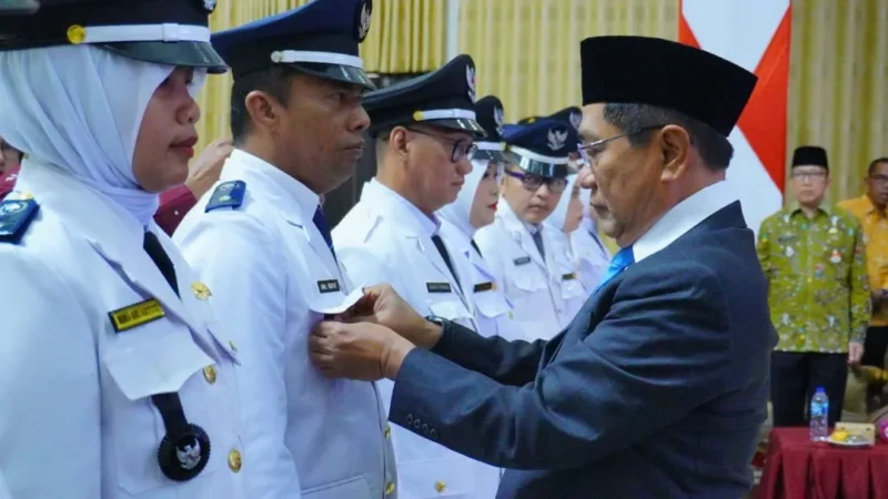 Bupati Padang Pariaman John Kenedy Azis (JKA) melantik 15 Penjabat Wali Nagari Persiapan di Hall IKK Parit Malintang, Kamis (29/1/2026). (Foto: Kominfo Padang Pariaman)
