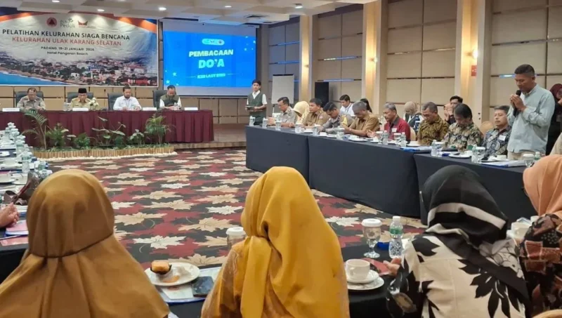 Wakil Wali Kota Padang Maigus Nasir membuka Pelatihan KSB di Hotel Pangeran Beach, Senin (19/1/2026). (Foto: Diskominfo Padang)
