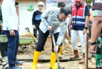 Wali Kota Padang Fadly Amran meletakkan batu pertama pembangunan huntap di Kampung Talang, Kelurahan Kapalo Koto, Kamis (29/1/2026). (Foto: Prokopim Padang)