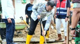 Wali Kota Padang Fadly Amran meletakkan batu pertama pembangunan huntap di Kampung Talang, Kelurahan Kapalo Koto, Kamis (29/1/2026). (Foto: Prokopim Padang)