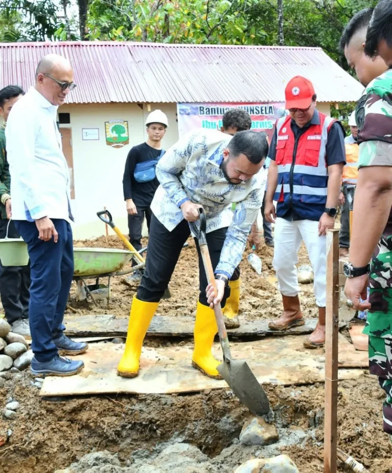 Wali Kota Padang Fadly Amran meletakkan batu pertama pembangunan huntap di Kampung Talang, Kelurahan Kapalo Koto, Kamis (29/1/2026). (Foto: Prokopim Padang)