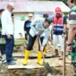 Wali Kota Padang Fadly Amran meletakkan batu pertama pembangunan huntap di Kampung Talang, Kelurahan Kapalo Koto, Kamis (29/1/2026). (Foto: Prokopim Padang)