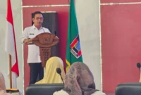 Asisten I Bidang Pemerintahan dan Kesra Setdako Padang Tarmizi Ismail meluncurkan Aplikasi SILAPEM di Ruang Bagindo Aziz Chan, Rabu (14/1/2026). (Foto: Diskominfo Padang)