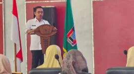 Asisten I Bidang Pemerintahan dan Kesra Setdako Padang Tarmizi Ismail meluncurkan Aplikasi SILAPEM di Ruang Bagindo Aziz Chan, Rabu (14/1/2026). (Foto: Diskominfo Padang)
