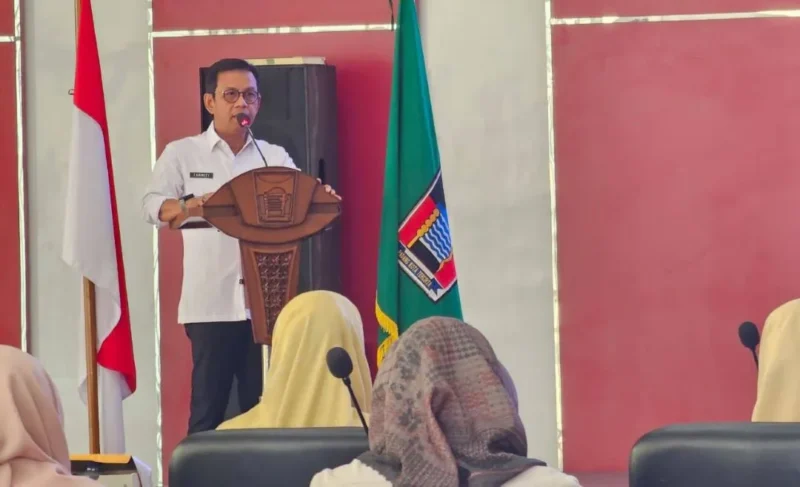 Asisten I Bidang Pemerintahan dan Kesra Setdako Padang Tarmizi Ismail meluncurkan Aplikasi SILAPEM di Ruang Bagindo Aziz Chan, Rabu (14/1/2026). (Foto: Diskominfo Padang)