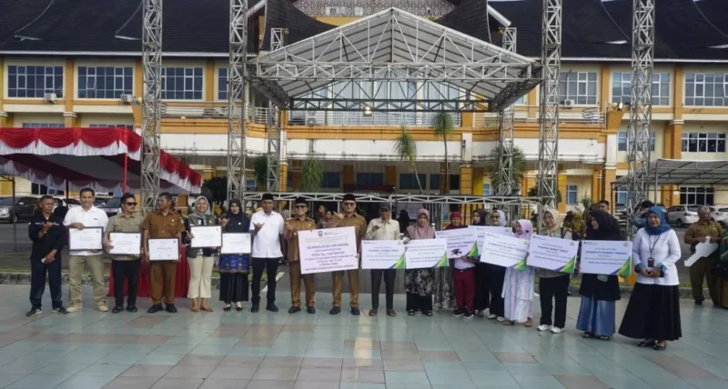 Pemkab Pasbar resmi meluncurkan inovasi 1 ASN Lindungi 1 Pekerja Rentan, Senin (5/1). (Foto: Kominfo Pasbar)