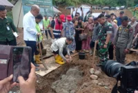 Wali Kota Padang Fadly Amran meletakkan batu pertama pembangunan huntap bagi penyintas bencana hidrometeorologi di Kampung Talang, Kelurahan Kapalo Koto, Kamis (29/1/2026). (Foto: Diskominfo Padang)