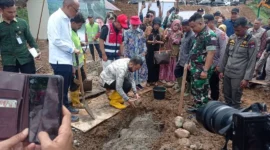 Wali Kota Padang Fadly Amran meletakkan batu pertama pembangunan huntap bagi penyintas bencana hidrometeorologi di Kampung Talang, Kelurahan Kapalo Koto, Kamis (29/1/2026). (Foto: Diskominfo Padang)