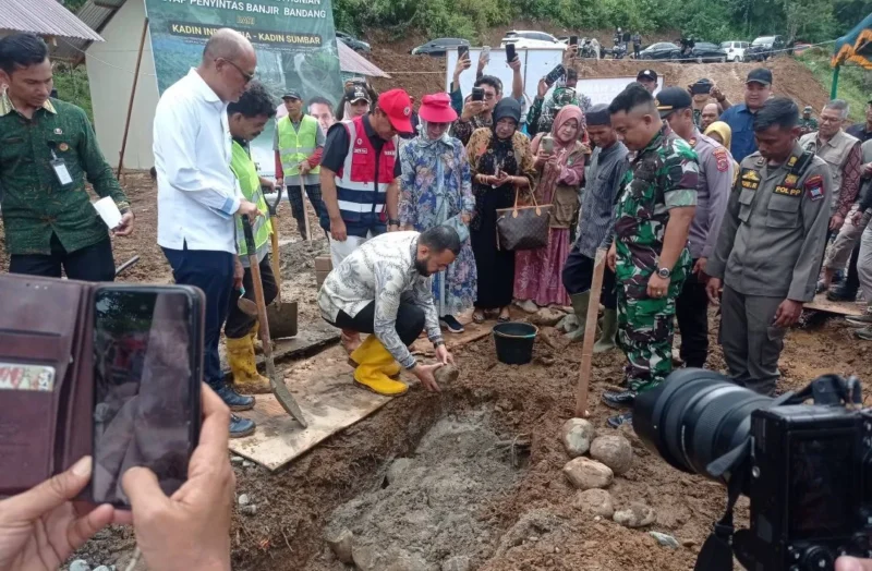 Wali Kota Padang Fadly Amran meletakkan batu pertama pembangunan huntap bagi penyintas bencana hidrometeorologi di Kampung Talang, Kelurahan Kapalo Koto, Kamis (29/1/2026). (Foto: Diskominfo Padang)