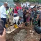 Wali Kota Padang Fadly Amran meletakkan batu pertama pembangunan huntap bagi penyintas bencana hidrometeorologi di Kampung Talang, Kelurahan Kapalo Koto, Kamis (29/1/2026). (Foto: Diskominfo Padang)
