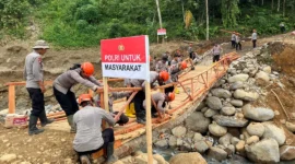Personil Sat Brimob Polda Sumbar membangun jembatan darurat di Kampung Tangah, Kecamatan Palembayan, Kabupaten Agam. (Foto: Ist)