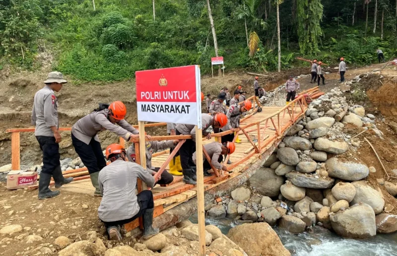 Personil Sat Brimob Polda Sumbar membangun jembatan darurat di Kampung Tangah, Kecamatan Palembayan, Kabupaten Agam. (Foto: Ist)