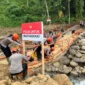 Personil Sat Brimob Polda Sumbar membangun jembatan darurat di Kampung Tangah, Kecamatan Palembayan, Kabupaten Agam. (Foto: Ist)