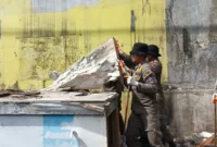Petugas Satpol PP Padang membongkar bangunan liar di kawasan Simpang Alai, Kecamatan Pauh Senin, (12/1/2026). (Foto: Humas Satpol PP Padang)