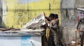 Petugas Satpol PP Padang membongkar bangunan liar di kawasan Simpang Alai, Kecamatan Pauh Senin, (12/1/2026). (Foto: Humas Satpol PP Padang)