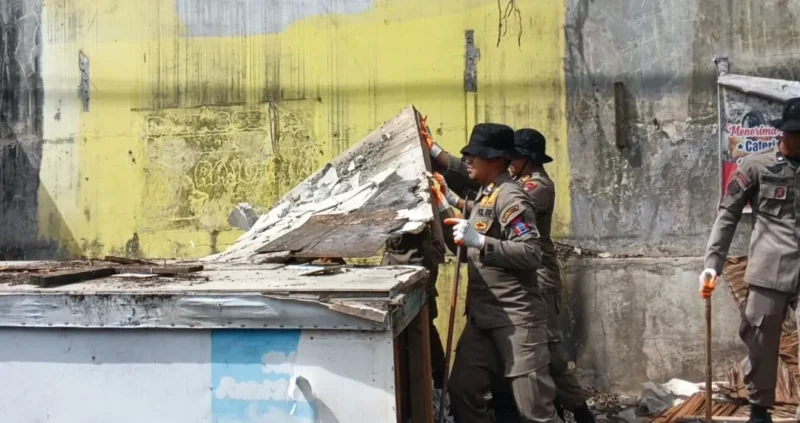 Petugas Satpol PP Padang membongkar bangunan liar di kawasan Simpang Alai, Kecamatan Pauh Senin, (12/1/2026). (Foto: Humas Satpol PP Padang)