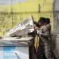 Petugas Satpol PP Padang membongkar bangunan liar di kawasan Simpang Alai, Kecamatan Pauh Senin, (12/1/2026). (Foto: Humas Satpol PP Padang)