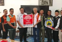 Pemkab Bulukumba menyalurkan bantuan kemanusiaan bagi korban bencana hidrometeorologi di Tanah Datar, Rabu (14/1/2025). (Foto: Prokopim Tanah Datar)