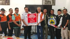 Pemkab Bulukumba menyalurkan bantuan kemanusiaan bagi korban bencana hidrometeorologi di Tanah Datar, Rabu (14/1/2025). (Foto: Prokopim Tanah Datar)