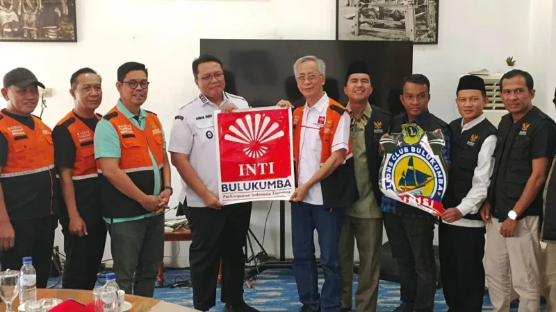 Pemkab Bulukumba menyalurkan bantuan kemanusiaan bagi korban bencana hidrometeorologi di Tanah Datar, Rabu (14/1/2025). (Foto: Prokopim Tanah Datar)