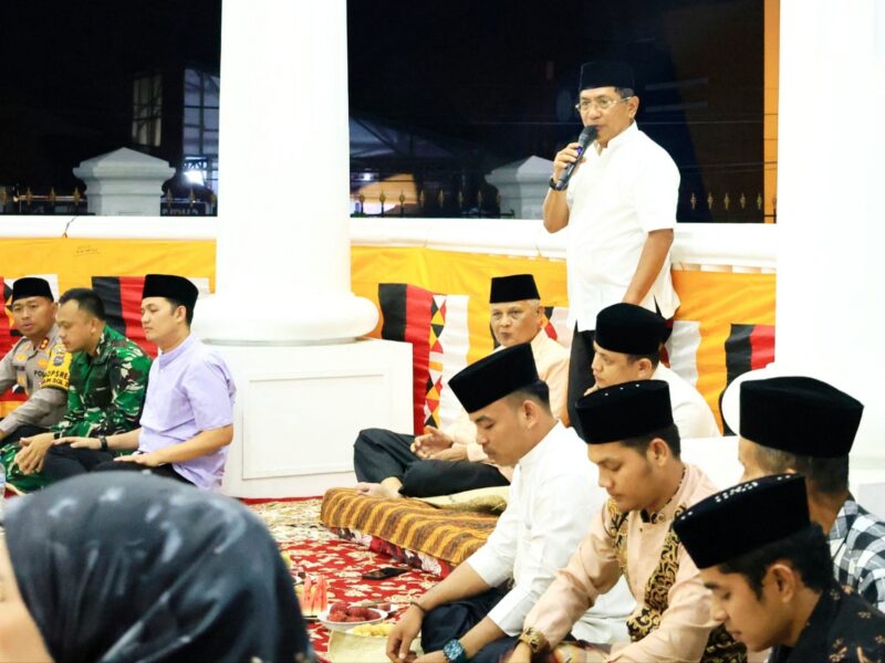 Pemkab Padang Pariaman menggelar doa bersama menjelang pergantian tahun 2026 di Pendopo Bupati Padang Pariaman, Rabu malam (31/12/2025). (Foto: Kominfo Padang Pariaman)