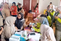 Pemkab Pasbar bekerja sama dengan IDI Cabang Pasbar menggelar pengobatan gratis di Batas Semut (Bateh Samuik), Jorong Tombang, Nagari Sinuruik, Kamis (8/1). (Foto: Diskominfo Pasbar)