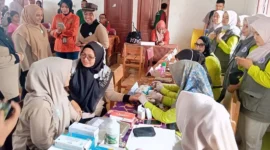 Pemkab Pasbar bekerja sama dengan IDI Cabang Pasbar menggelar pengobatan gratis di Batas Semut (Bateh Samuik), Jorong Tombang, Nagari Sinuruik, Kamis (8/1). (Foto: Diskominfo Pasbar)