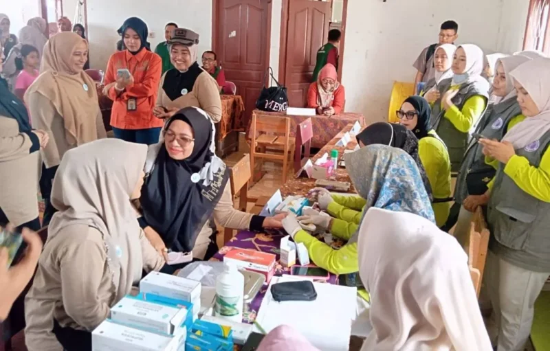 Pemkab Pasbar bekerja sama dengan IDI Cabang Pasbar menggelar pengobatan gratis di Batas Semut (Bateh Samuik), Jorong Tombang, Nagari Sinuruik, Kamis (8/1). (Foto: Diskominfo Pasbar)