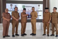 Bupati Pasbar Yulianto menyerahkan cenderamata kepada Bupati Mandailing Natal, Selasa (27/1). (Foto: Kominfo Pasbar)