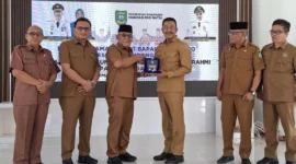 Bupati Pasbar Yulianto menyerahkan cenderamata kepada Bupati Mandailing Natal, Selasa (27/1). (Foto: Kominfo Pasbar)