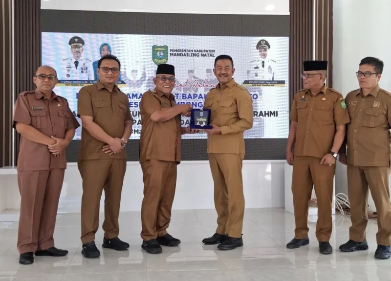 Bupati Pasbar Yulianto menyerahkan cenderamata kepada Bupati Mandailing Natal, Selasa (27/1). (Foto: Kominfo Pasbar)