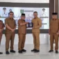 Bupati Pasbar Yulianto menyerahkan cenderamata kepada Bupati Mandailing Natal, Selasa (27/1). (Foto: Kominfo Pasbar)