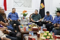 Wali Kota Pariaman Yota Balad saat konferensi pers bersama awak media di Ruang Kerja Wali Kota Pariaman, Kamis (29/1/2026). (Foto: Kominfo Kota Pariaman) 