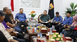 Wali Kota Pariaman Yota Balad saat konferensi pers bersama awak media di Ruang Kerja Wali Kota Pariaman, Kamis (29/1/2026). (Foto: Kominfo Kota Pariaman) 
