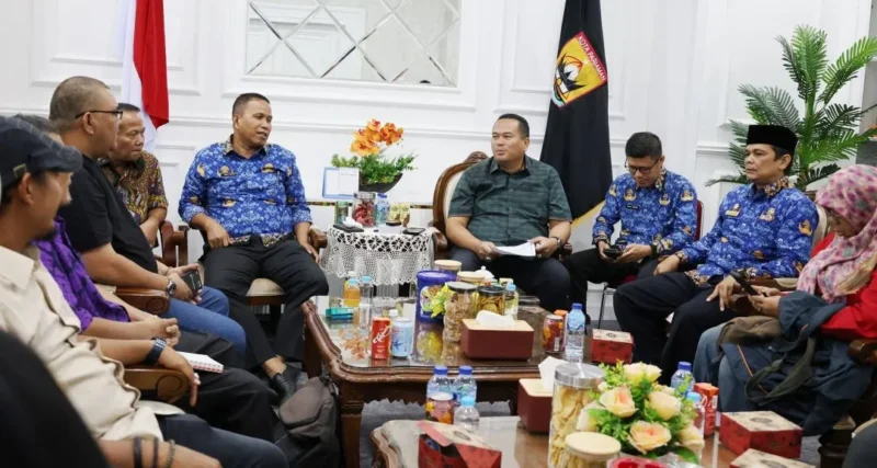 Wali Kota Pariaman Yota Balad saat konferensi pers bersama awak media di Ruang Kerja Wali Kota Pariaman, Kamis (29/1/2026). (Foto: Kominfo Kota Pariaman) 