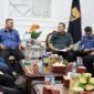 Wali Kota Pariaman Yota Balad saat konferensi pers bersama awak media di Ruang Kerja Wali Kota Pariaman, Kamis (29/1/2026). (Foto: Kominfo Kota Pariaman) 