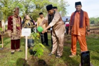 Wakil Wali Kota Pariaman Mulyadi bersama Kepala BBPOM di Padang Martin Suhendri, Sekda Afrizal Azhar dan lainnya melakukan penanaman pohon di belakang GOR Rajo Bujang, Jumat (30/1/2026). (Foto: Kominfo Kota Pariaman)