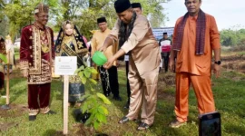 Wakil Wali Kota Pariaman Mulyadi bersama Kepala BBPOM di Padang Martin Suhendri, Sekda Afrizal Azhar dan lainnya melakukan penanaman pohon di belakang GOR Rajo Bujang, Jumat (30/1/2026). (Foto: Kominfo Kota Pariaman)