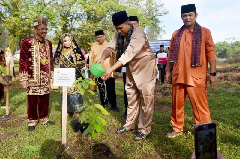 Wakil Wali Kota Pariaman Mulyadi bersama Kepala BBPOM di Padang Martin Suhendri, Sekda Afrizal Azhar dan lainnya melakukan penanaman pohon di belakang GOR Rajo Bujang, Jumat (30/1/2026). (Foto: Kominfo Kota Pariaman)