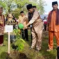 Wakil Wali Kota Pariaman Mulyadi bersama Kepala BBPOM di Padang Martin Suhendri, Sekda Afrizal Azhar dan lainnya melakukan penanaman pohon di belakang GOR Rajo Bujang, Jumat (30/1/2026). (Foto: Kominfo Kota Pariaman)