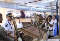 Petugas gabungan mengamankan barang-barang yang ditinggalkan pedagang di atas blok toko tidak aktif di Pasar Raya Fase VII, Rabu (28/1/2025). (Foto: Humas Satpol PP Padang)